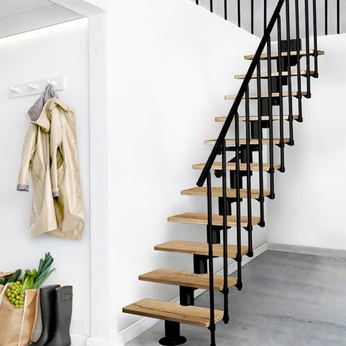 ■ El conjunto básico consta de 11 peldaños ■ Barandilla universal de un solo lado (derecha o izquierda) ■ 17 postes verticales ■ Pasamanos de plástico ø 40 mm